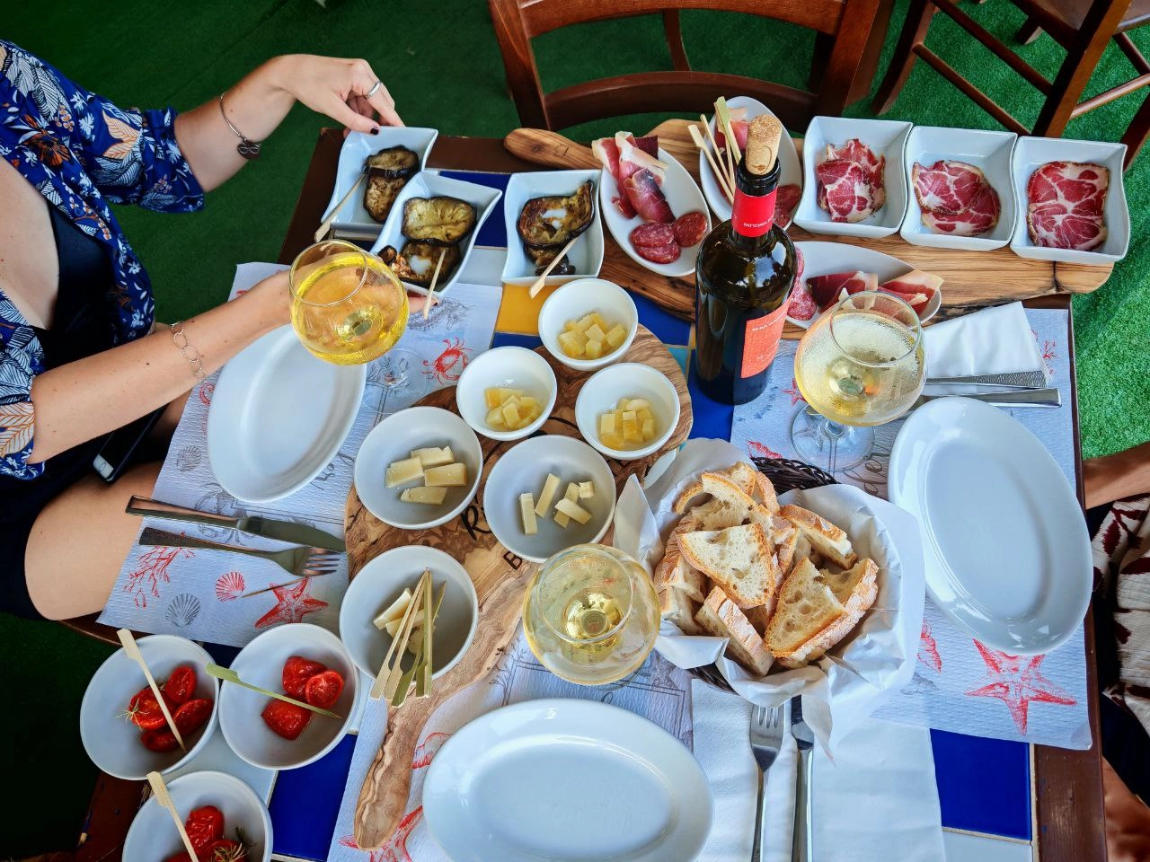 Gruppo di persone che degustano